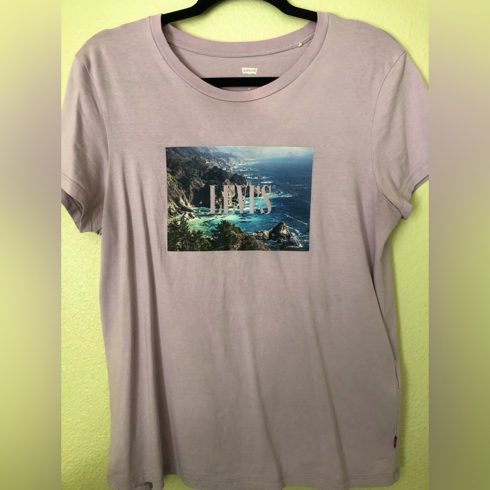 Lavender purple Levi’s tee, ocean coast graphic